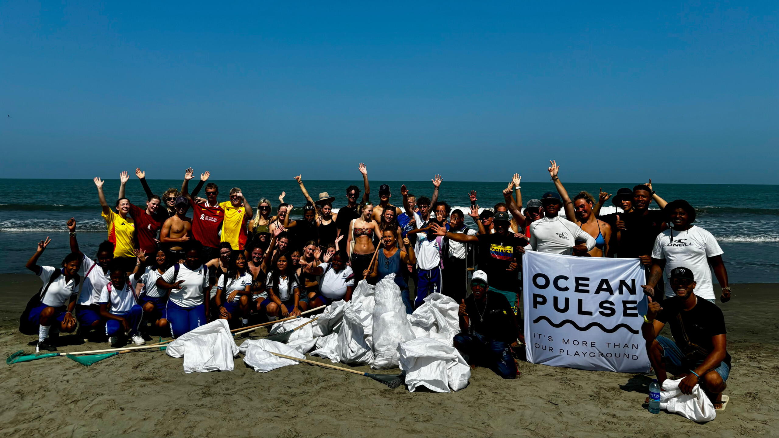 OceanPulse Freiwillige feiern einen erfolgreichen Strand-Cleanup zum Schutz der Ozeane