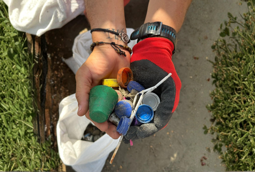 hand full of trash / Beach clean Up Guide