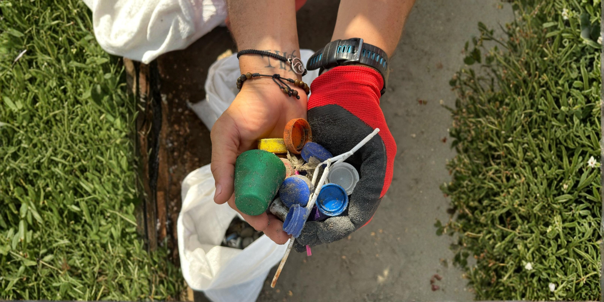 hand full of trash / Beach clean Up Guide