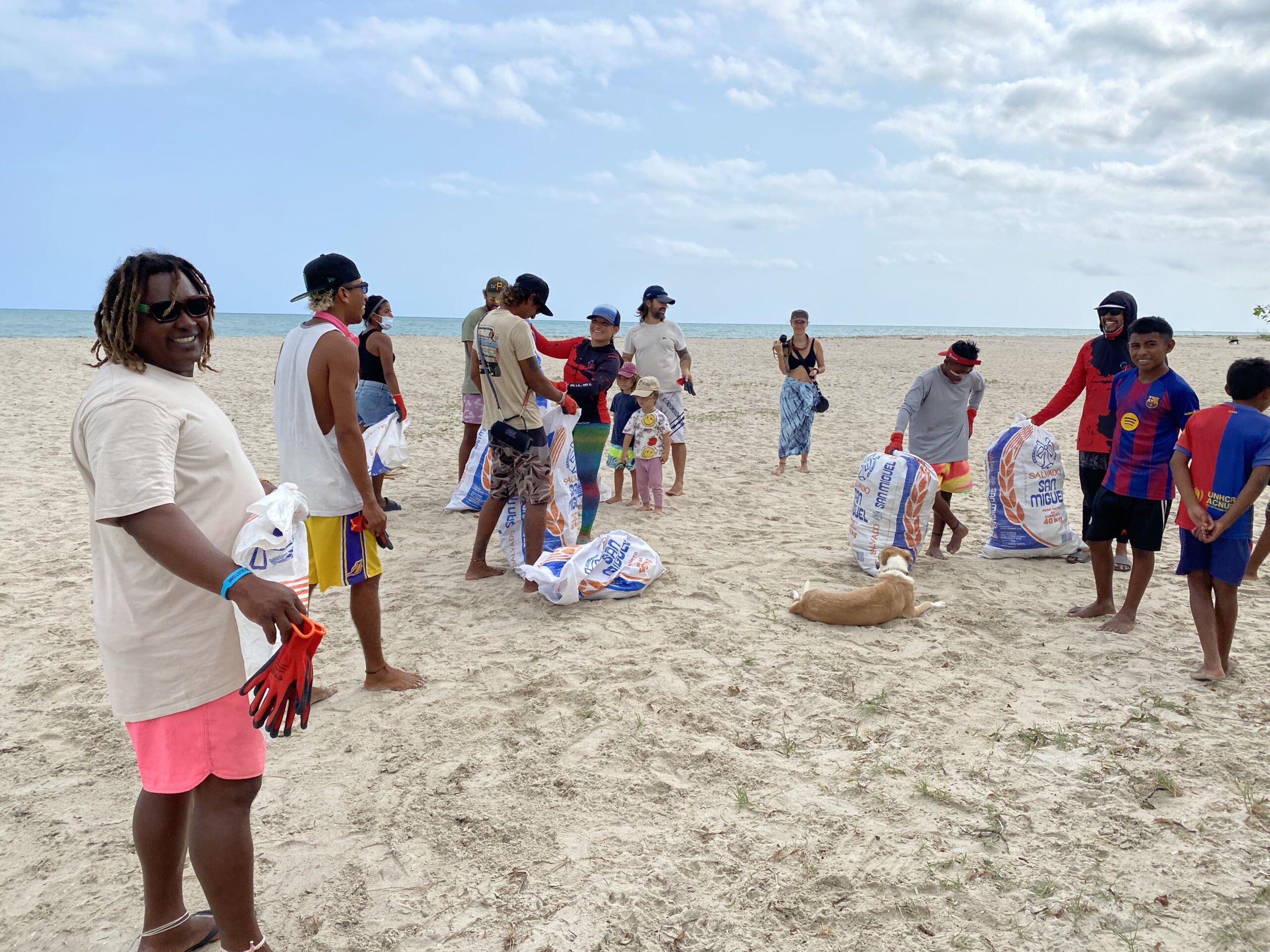 Kite Addict Colombia kitesurfing beach clean-up in Mayapo