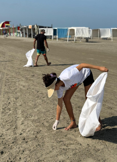 OceanPulse Freiwillige Cleanup OceanPulse Freiwillige beim Sammeln von Müll während einer Strandreinigungsaktion zum Schutz der Meere