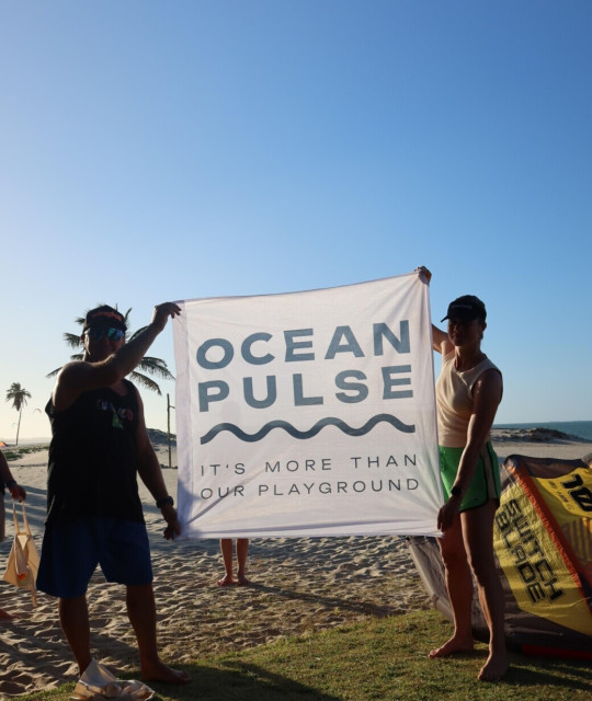 OceanPulse Banner Strand OceanPulse Mitglieder halten am Strand das OceanPulse Banner, um Bewusstsein für den Schutz der Ozeane zu schaffen