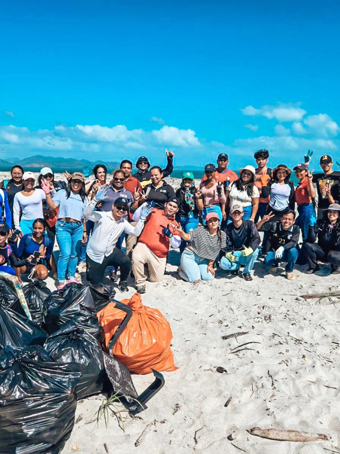 OceanPulse Freiwillige bei einer Strandreinigung in Punta Chame, Panama, beim Sammeln von Plastikmüll